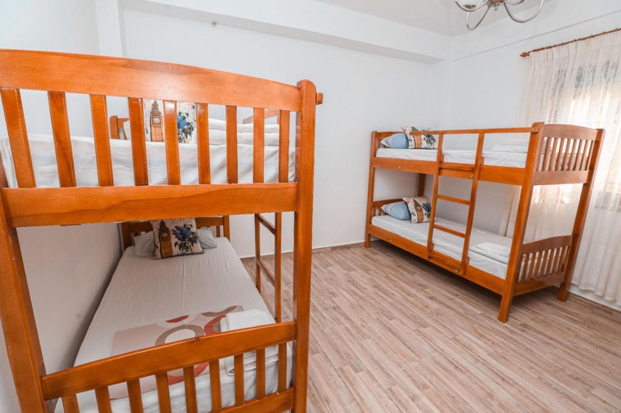 Nana Hostel Vlorë Buitenkant foto