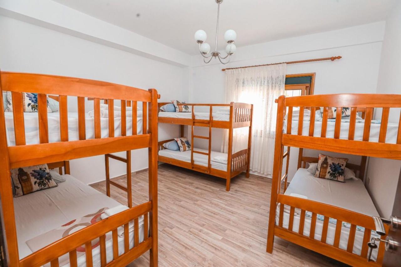 Nana Hostel Vlorë Buitenkant foto