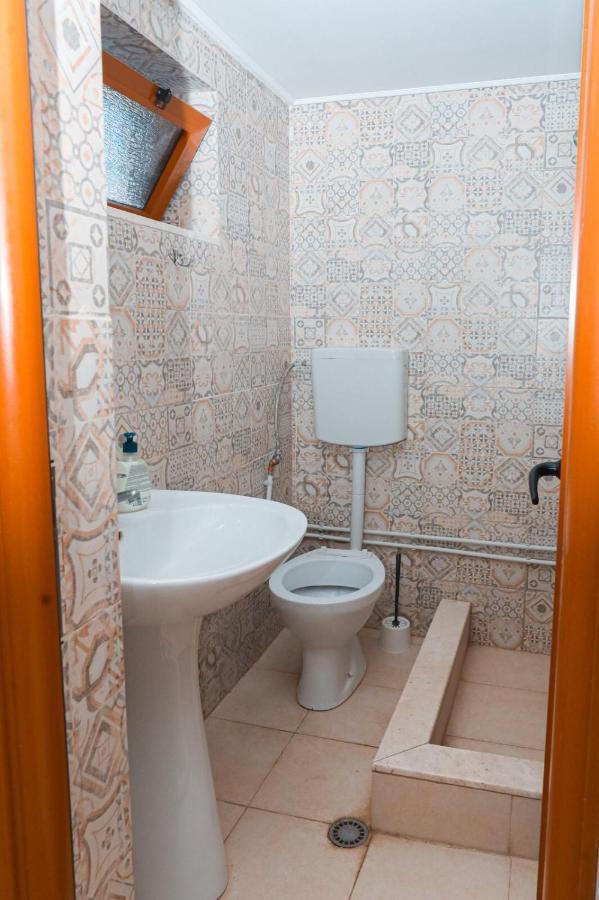 Nana Hostel Vlorë Buitenkant foto
