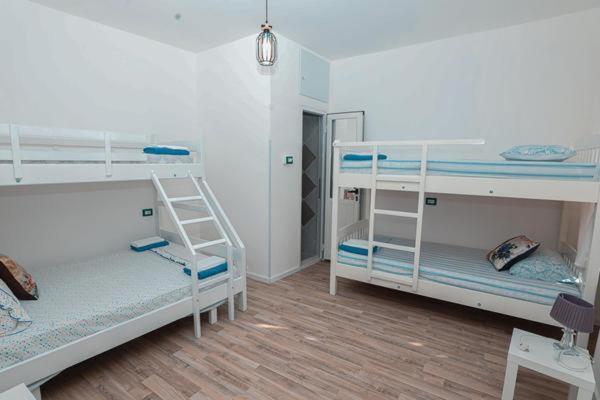 Nana Hostel Vlorë Buitenkant foto